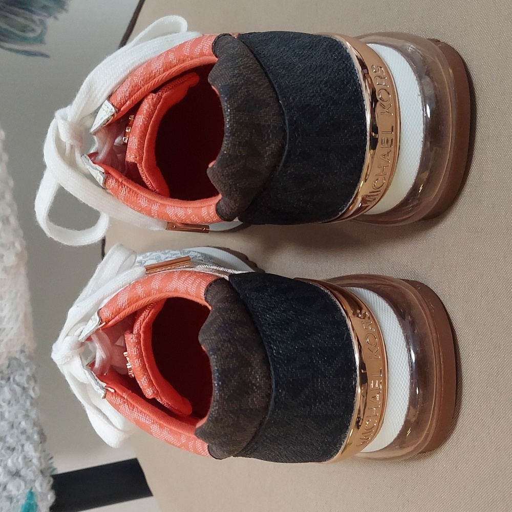 Michael Kors Sneakers, 8.5 MK Logo, Leather, Rose Gold Accents - Picture 5 of 14
